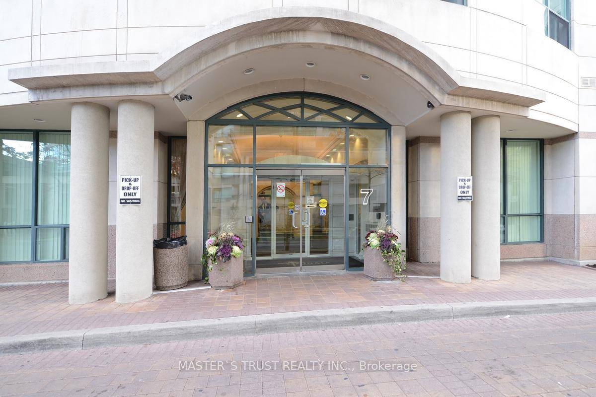 Over 800Sqft Luxury 2 1 Bdrm Suite In Prime North York Building At Subway Has It All !