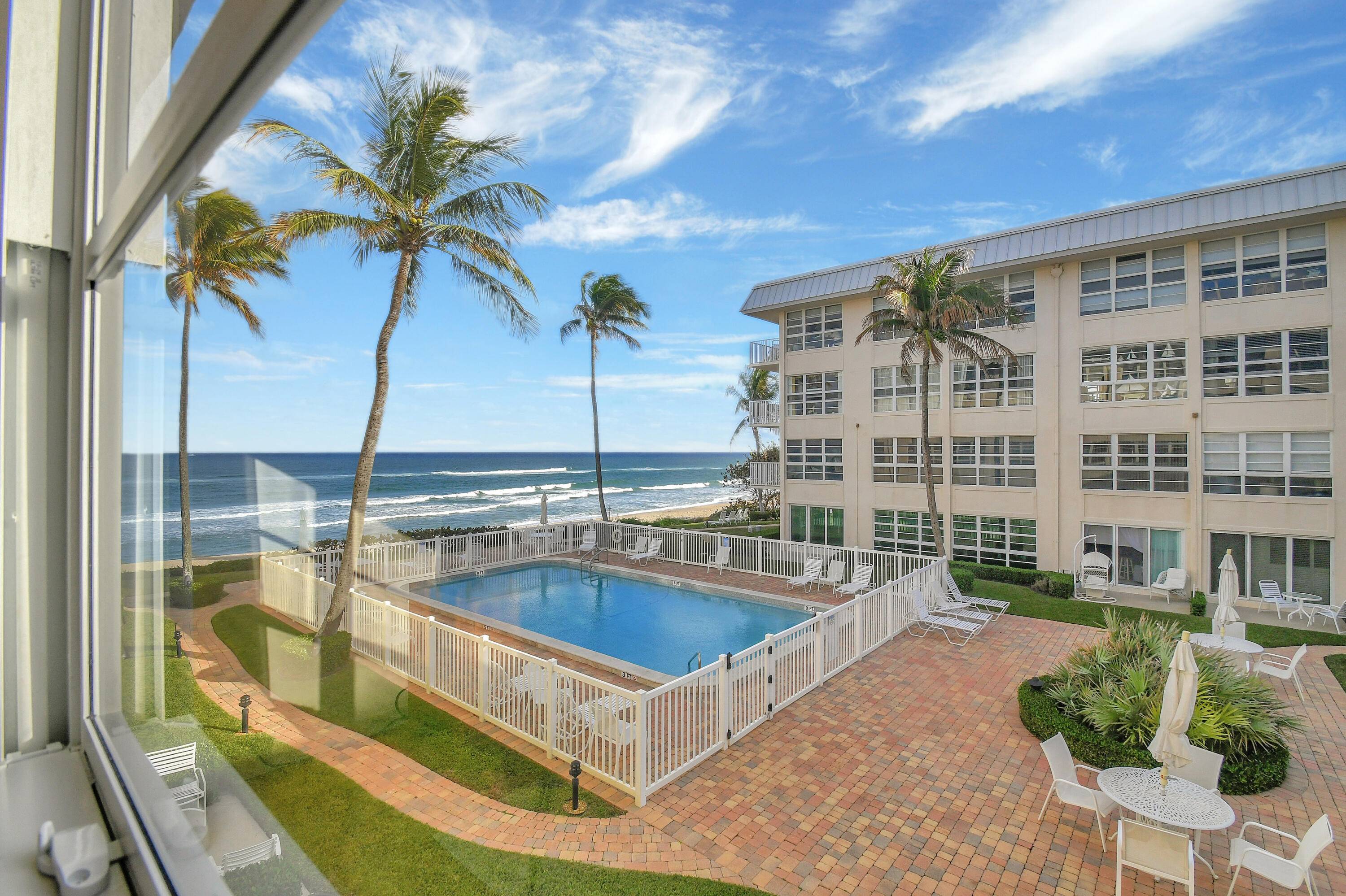 Welcome to Paradise ! This bright airy 1 1 condo boasts a natural color palette.