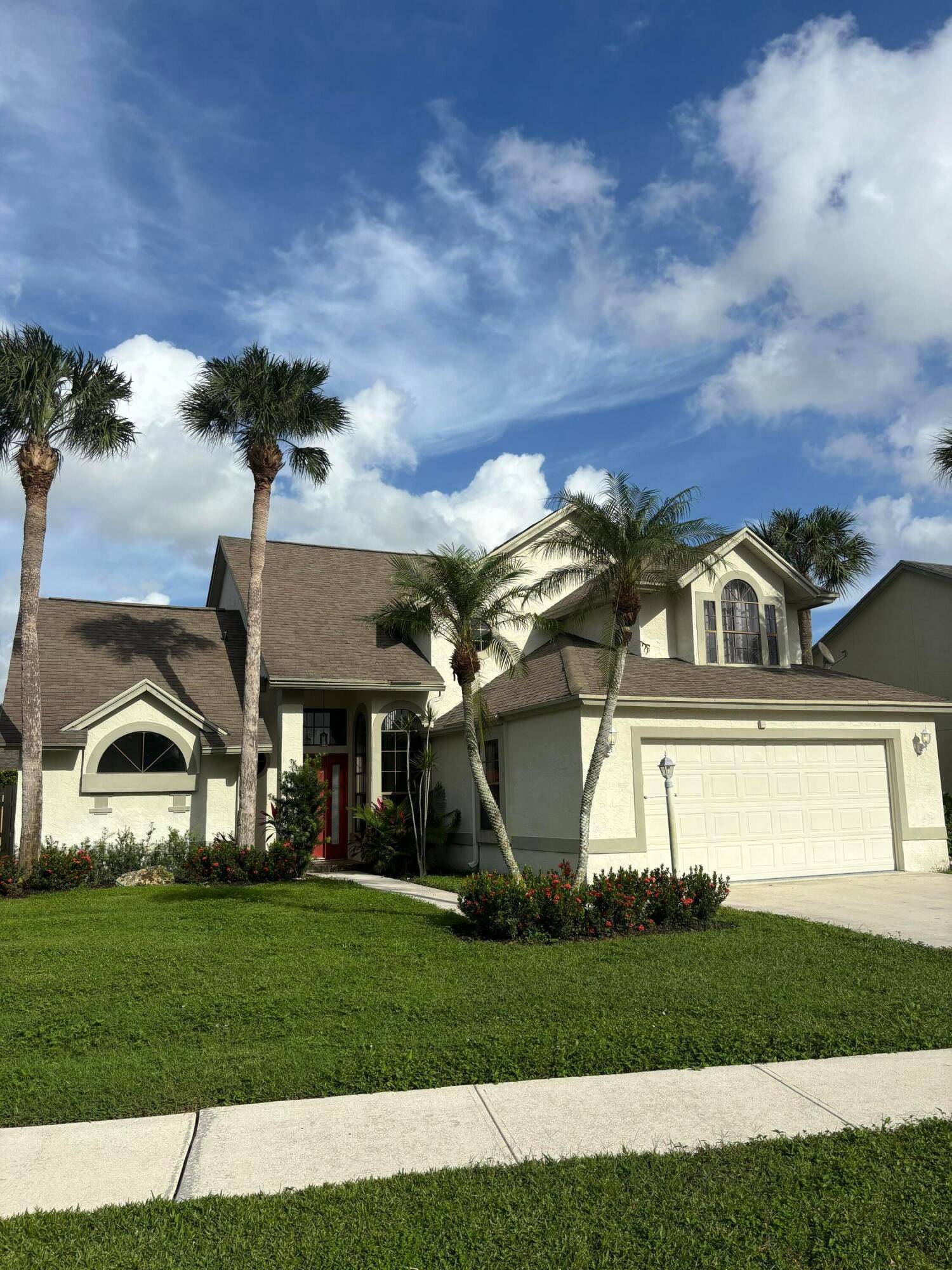 Available right away ! Short or long term lease option !