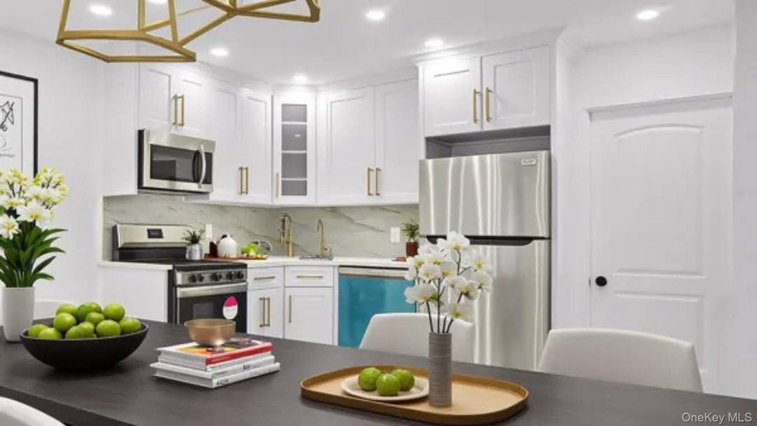 NO SATURDAY SHOWINGS ! ONLY EXTERIOR SHOWINGS !