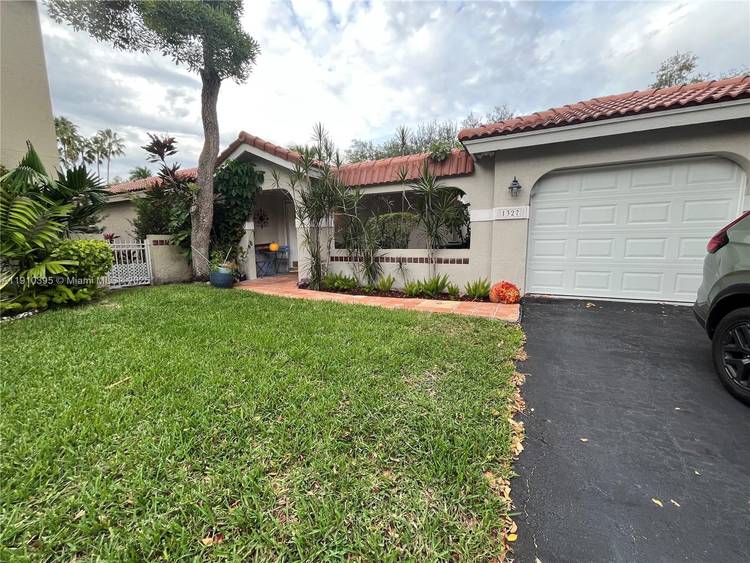Priced for a quick sale Well maintained 3bed, 2bath home located in beautiful Weston.