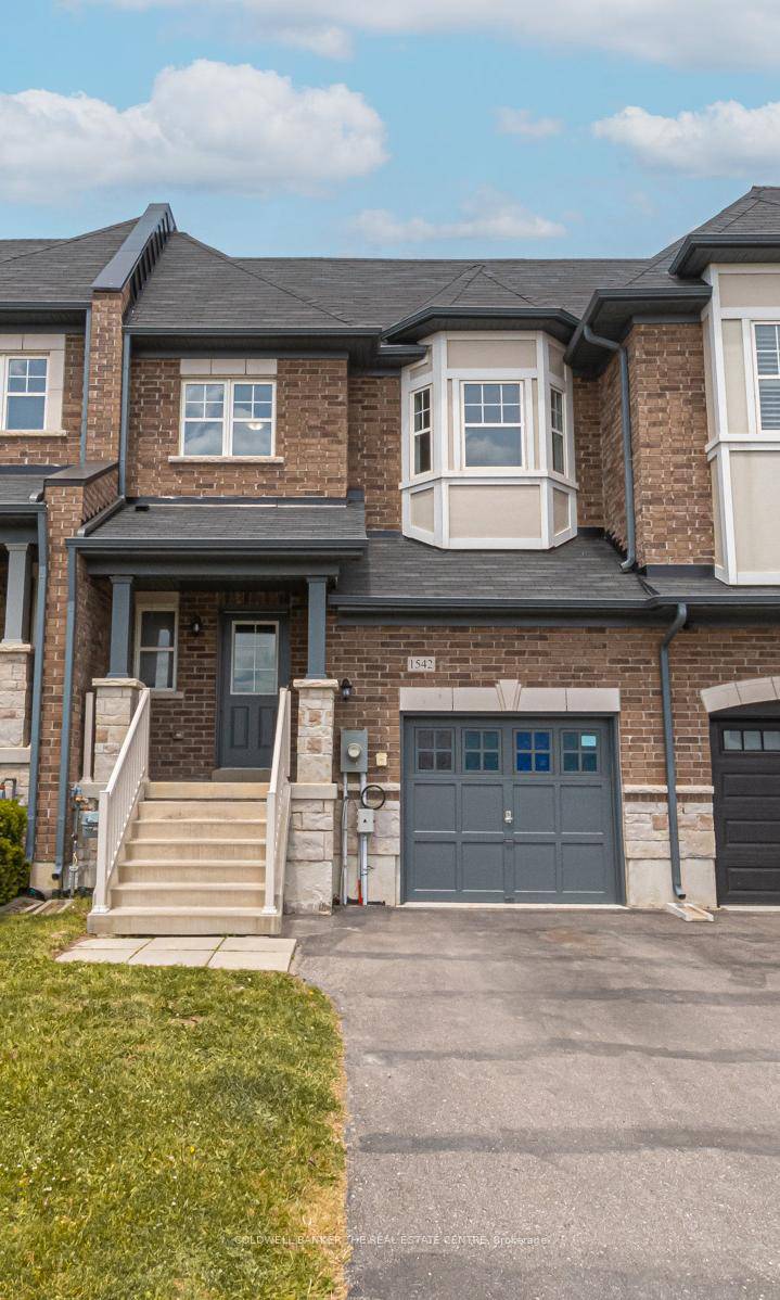 Welcome to this beautifully maintained 3 bedroom, 3 bathroom townhouse in the growing community of Lefroy.