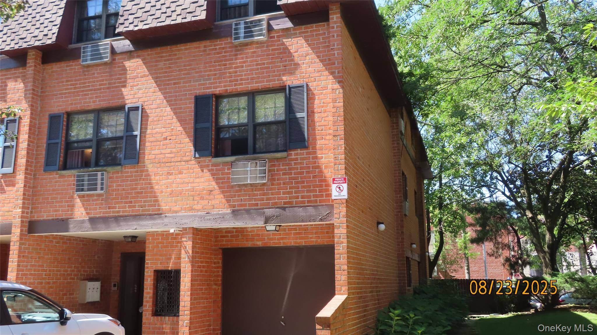 CORNER UNIT ON THE 2nd FLOOR WITH MORE WINDOWS LOCATED IN THE HEART OF OAKLAND GARDENS BAYSIDE !