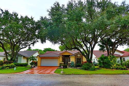 Move in Ready ! Come home to beautiful Palm Shores !