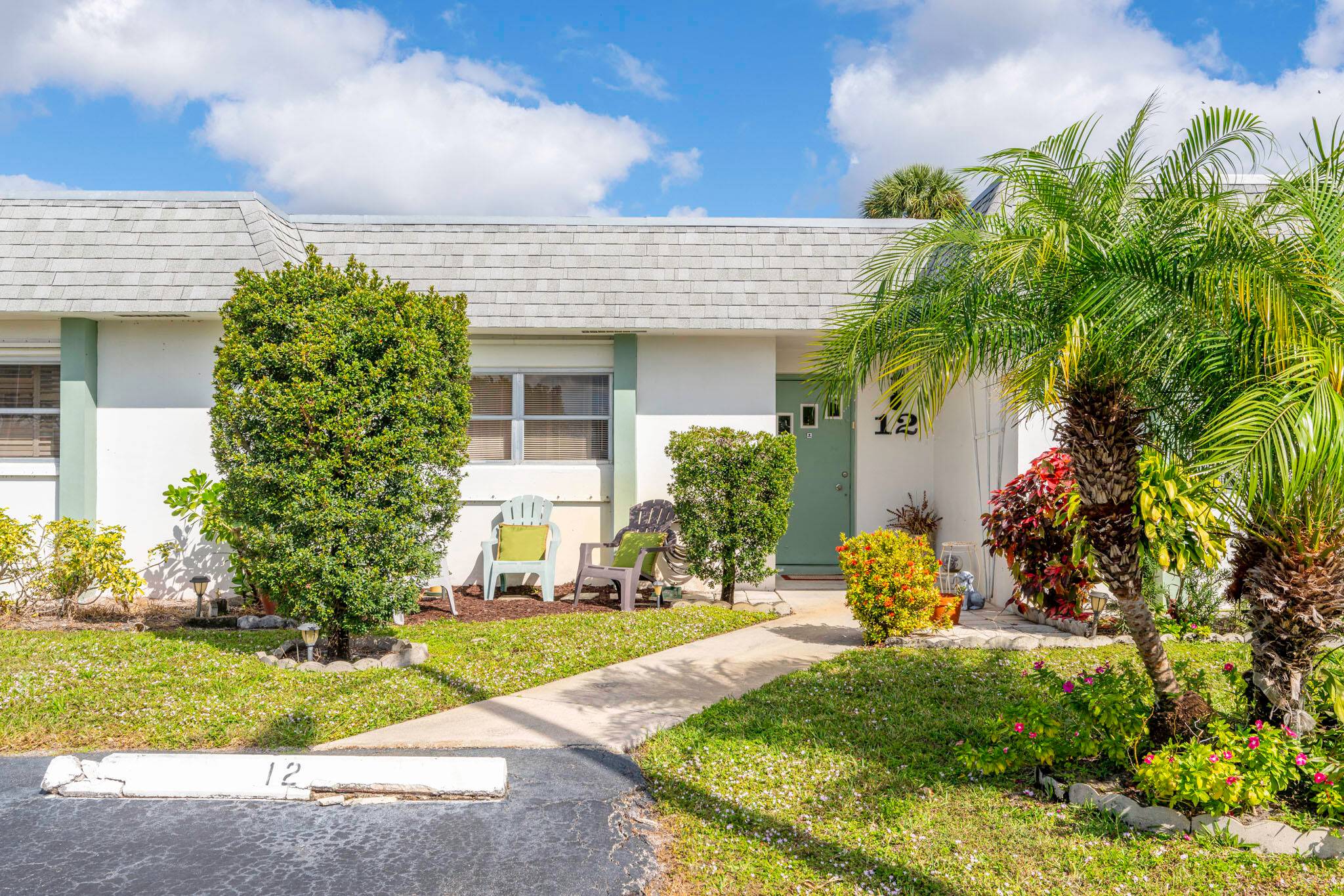 This bright and spacious 1 bedroom, 1 bathroom condo offers 1, 076 sq.