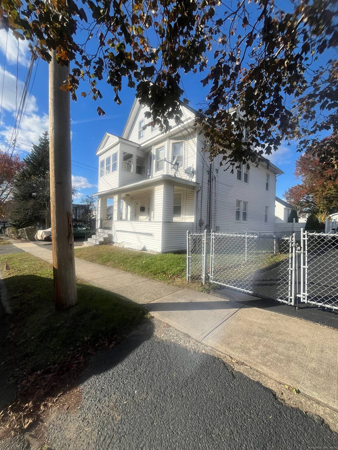 4 UNIT DIVIVED INTO DWELLINGS !