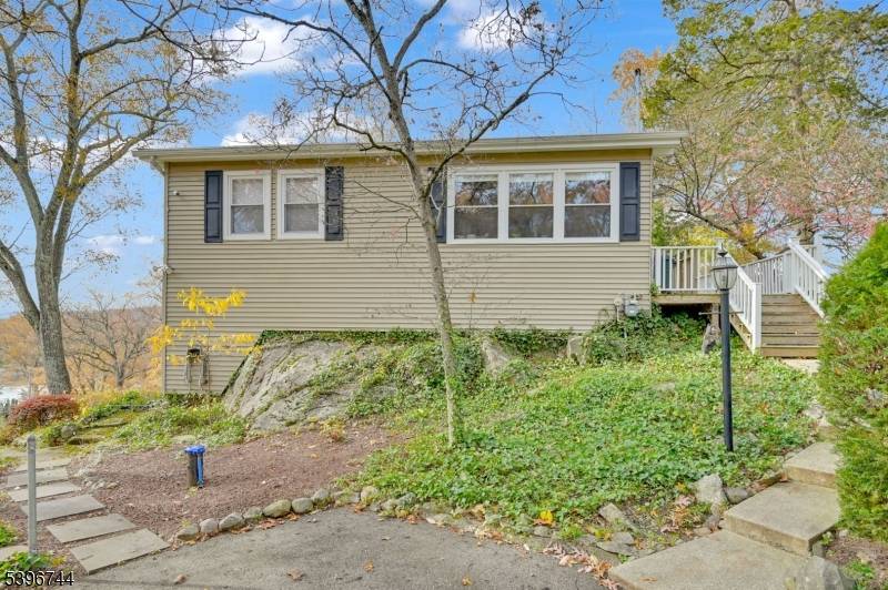 Modern charm meets lake community living !