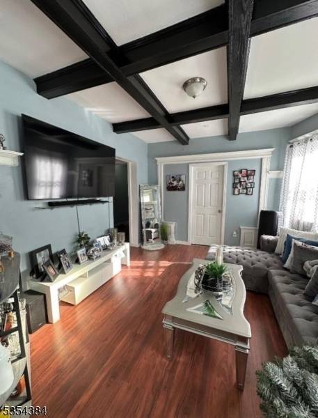 Exceptional opportunity and smart investment whether you're purchasing your first home or expandind your portfolio.