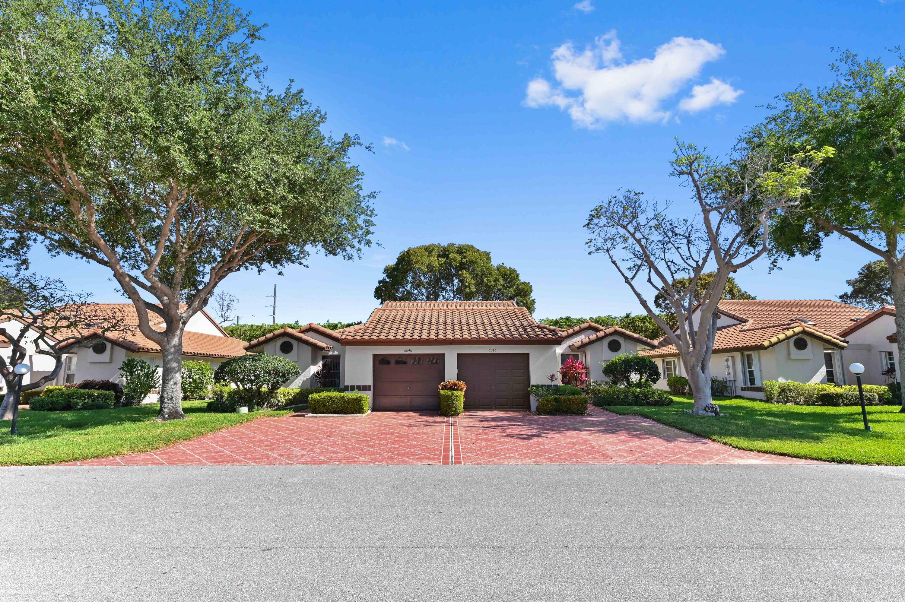 Enjoy every day in this villa located in the desirable Huntington Pointe.