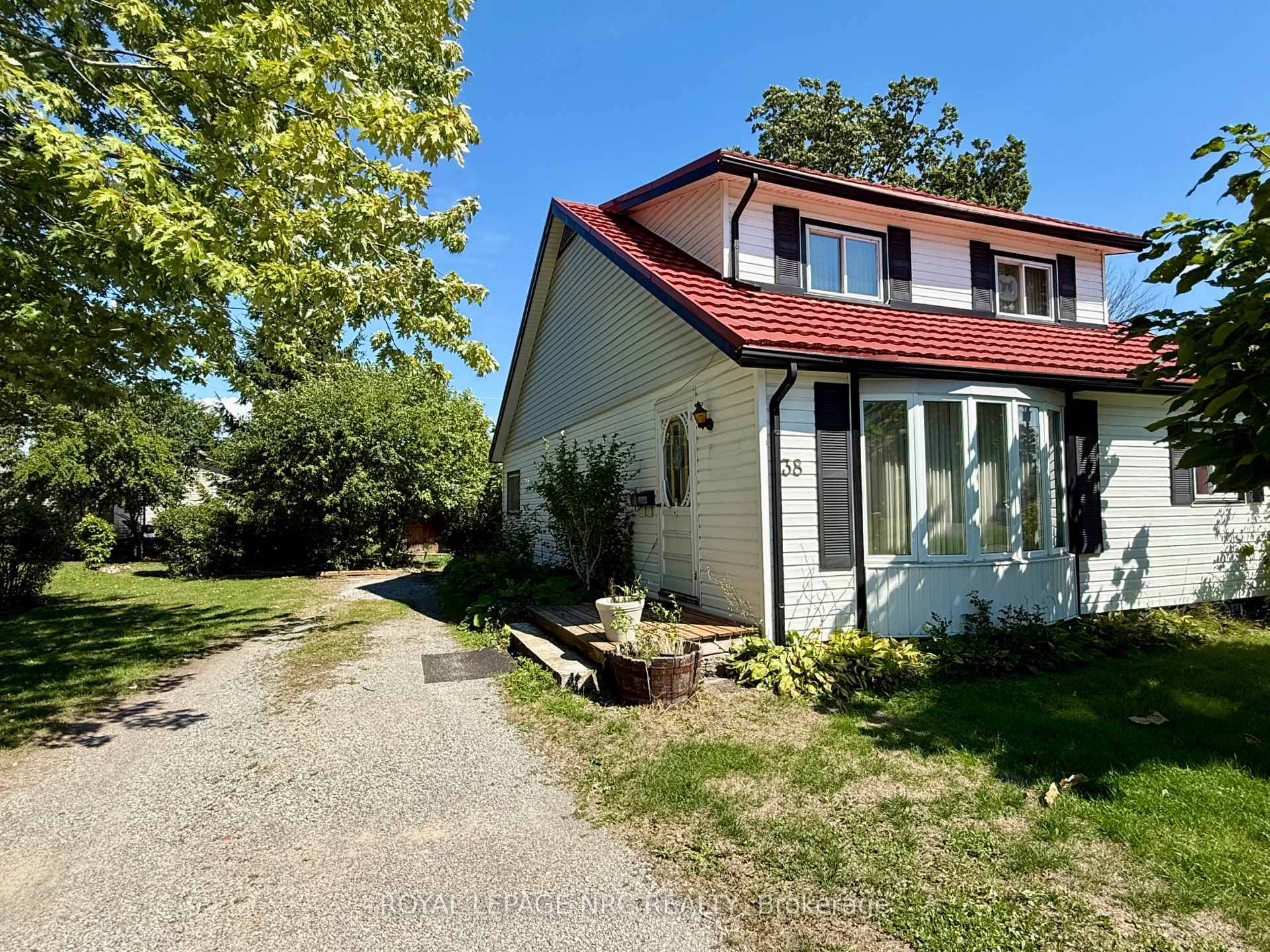 Opportunity is calling ! Welcome to 38 Lillian in Fort Erie !