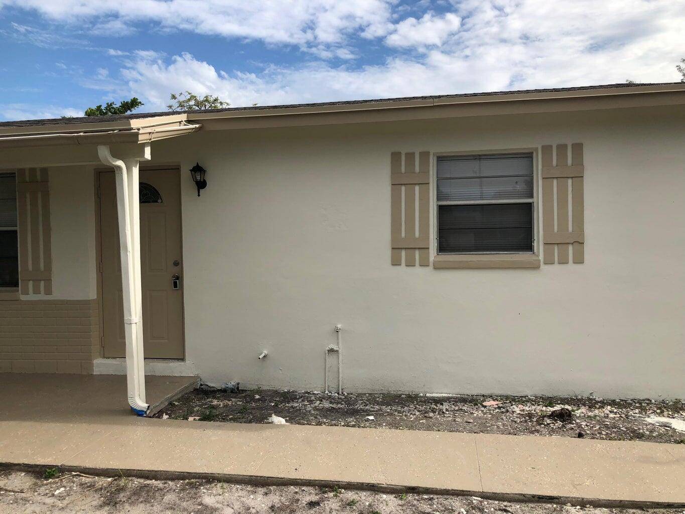 Charming 2 bedroom, 1 bath single family home in the heart of Greenacres.