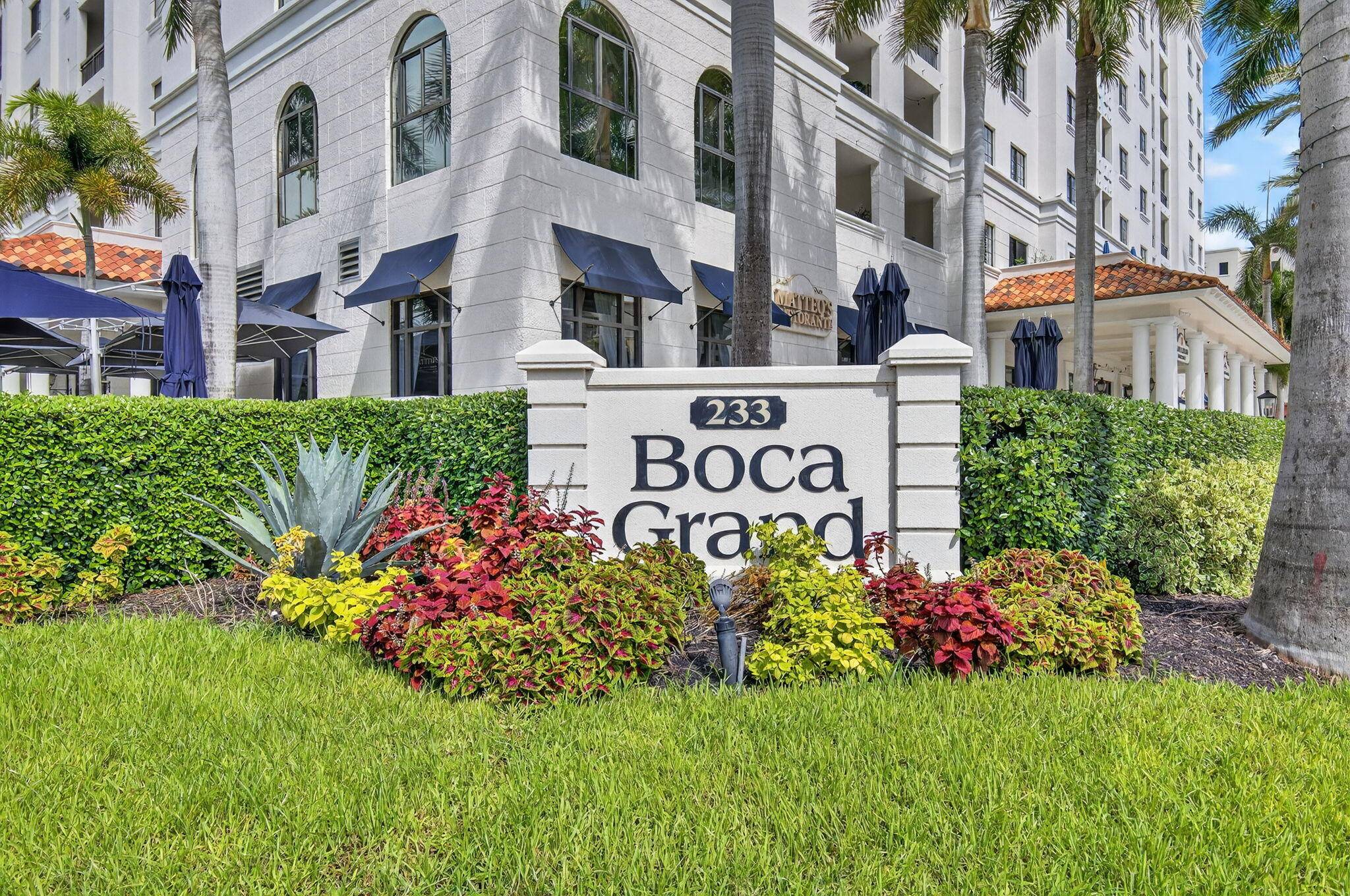 Enjoy vibrant Downtown Boca Raton living from your private covered balcony !