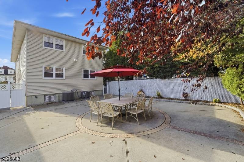 Welcome to 21 Lincoln Parkway !