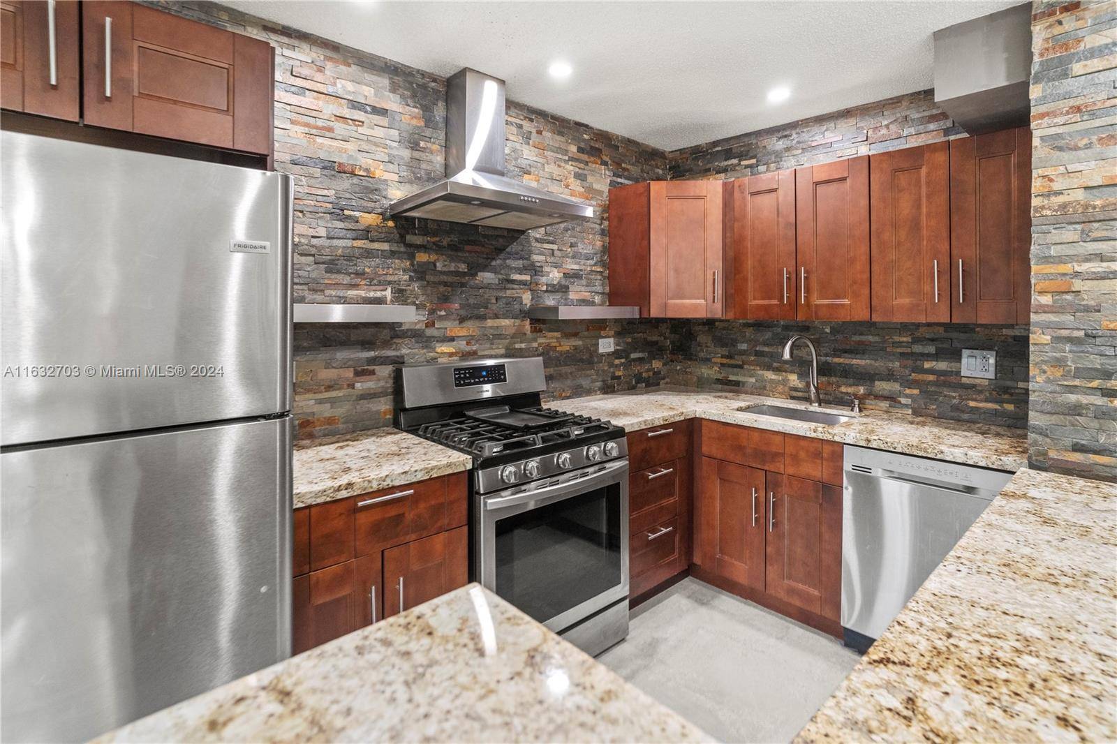 Seller offering 10, 000 towards closing costs with the full purchase price !