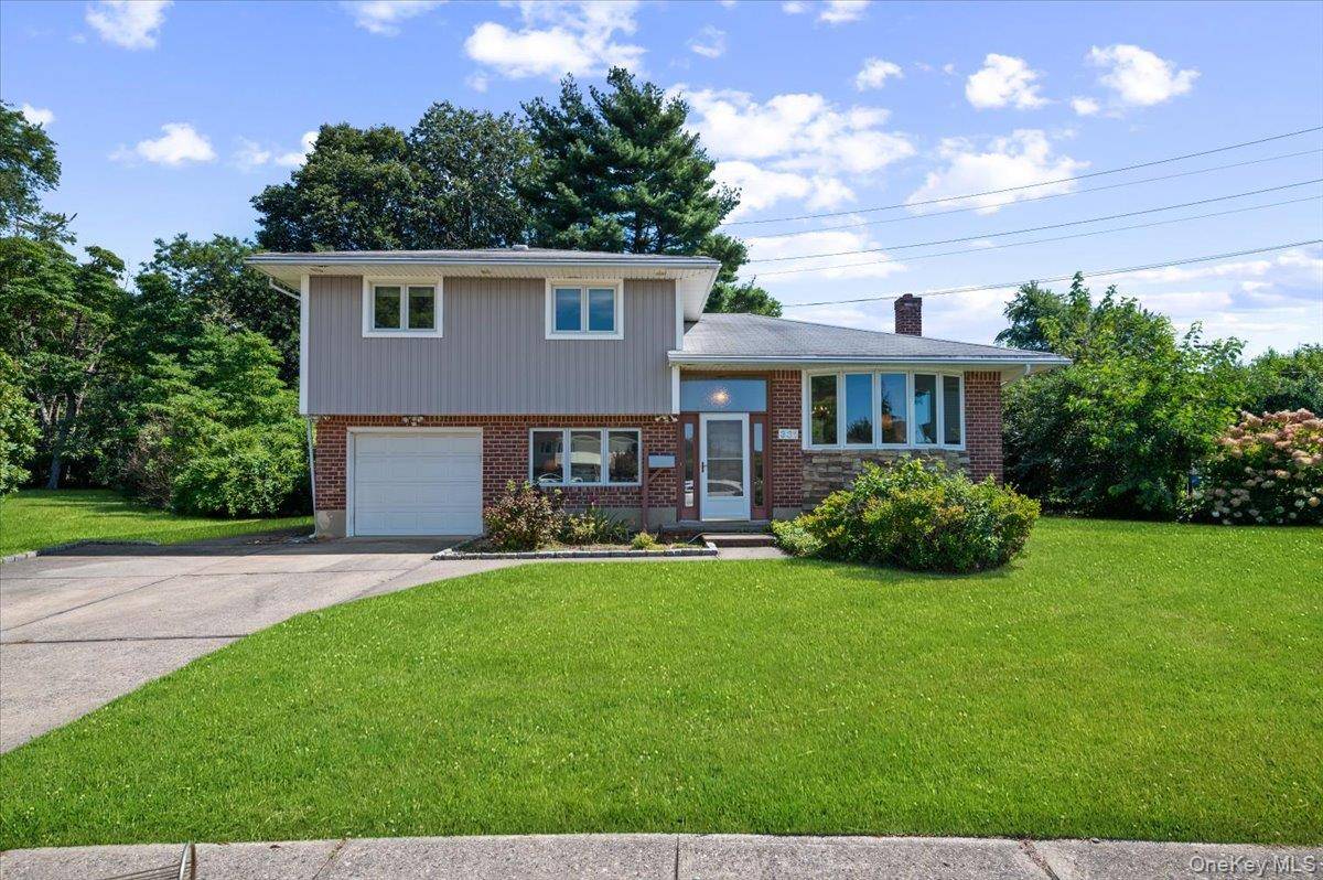 Welcome to 331 Woodbridge in Jericho !