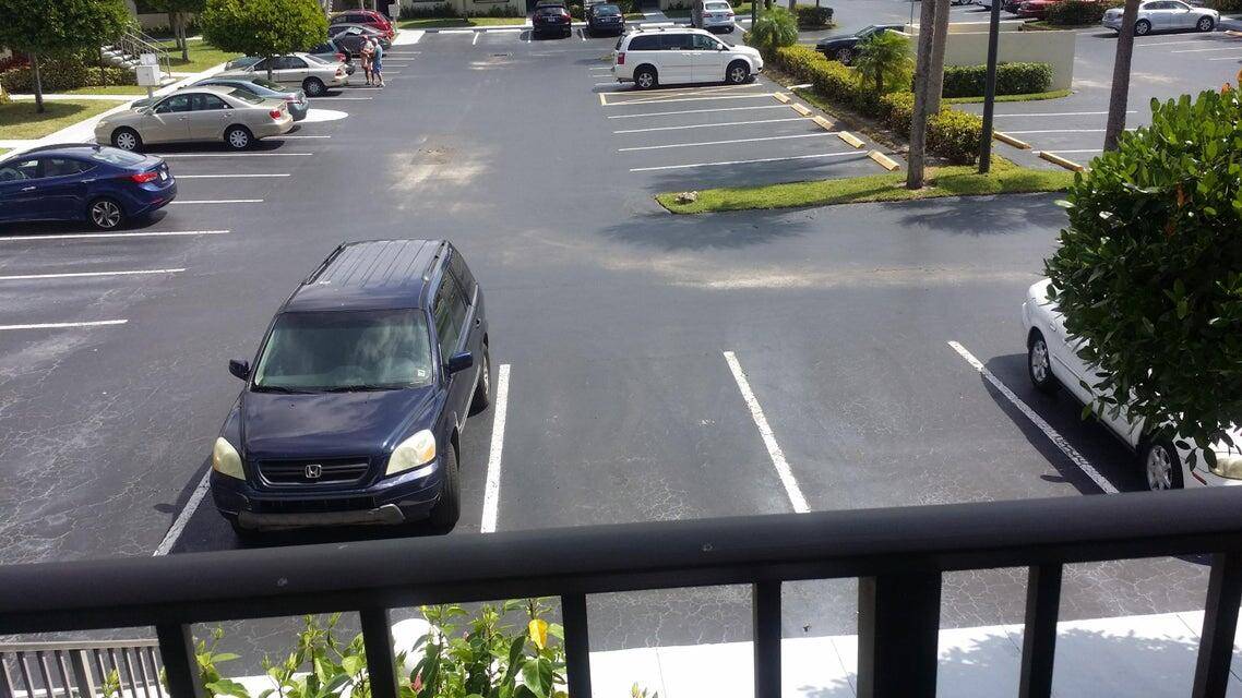 2 BEDROOM 2 BATH CONDO IN ACTIVE 55 COMMUNITY.