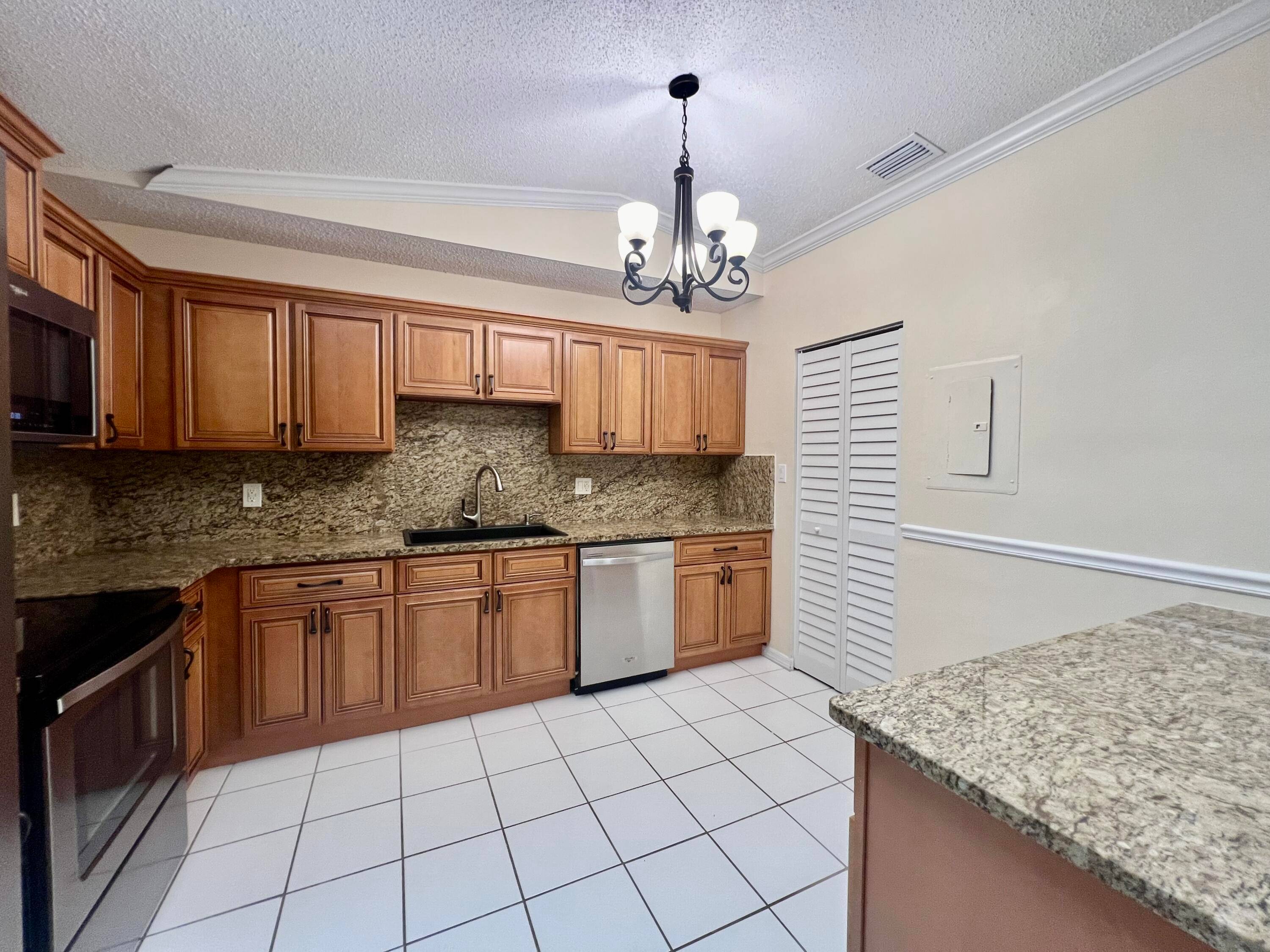 Don't miss this beautifully updated 2 bedroom, 2 bathroom villa in the desirable Villages of Longwood.