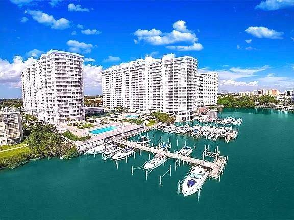 Exquisite Corner Condo with Panoramic Views Discover ultimate luxury in this spacious 2 bedroom, 2 bathroom corner unit condo w breathtaking east views of the city skyline amp ; Biscayne ...