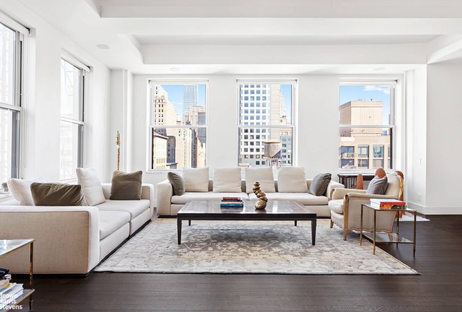This exquisite high floor double corner residence is wrapped in light from 3 exposures and offers a sprawling layout, superb finishes and open city views from 16 windows !