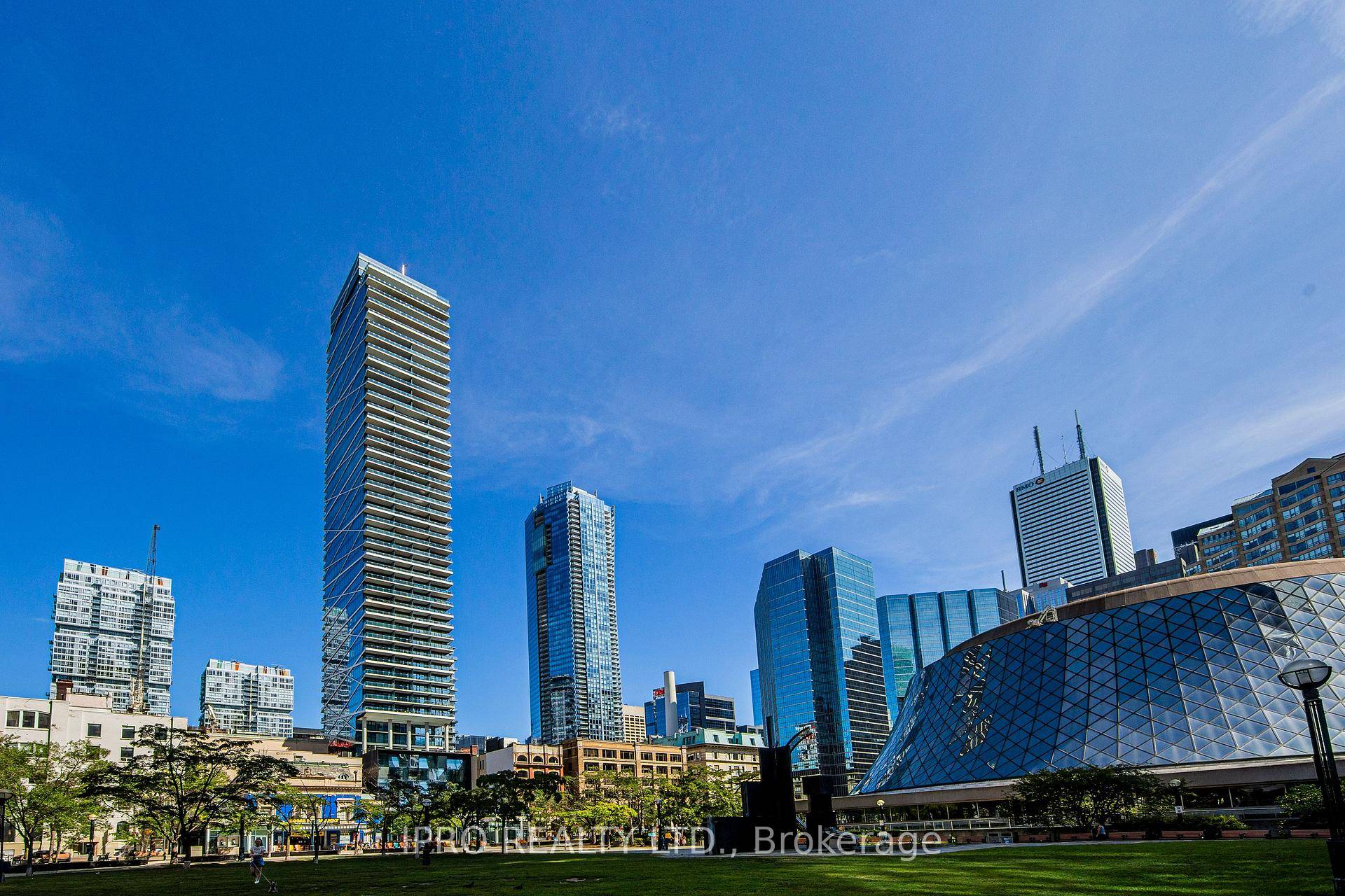 Spacious 920 sqft condo unit, 100 Walk Score Luxury Loft In The Heart Of Entertainment District.