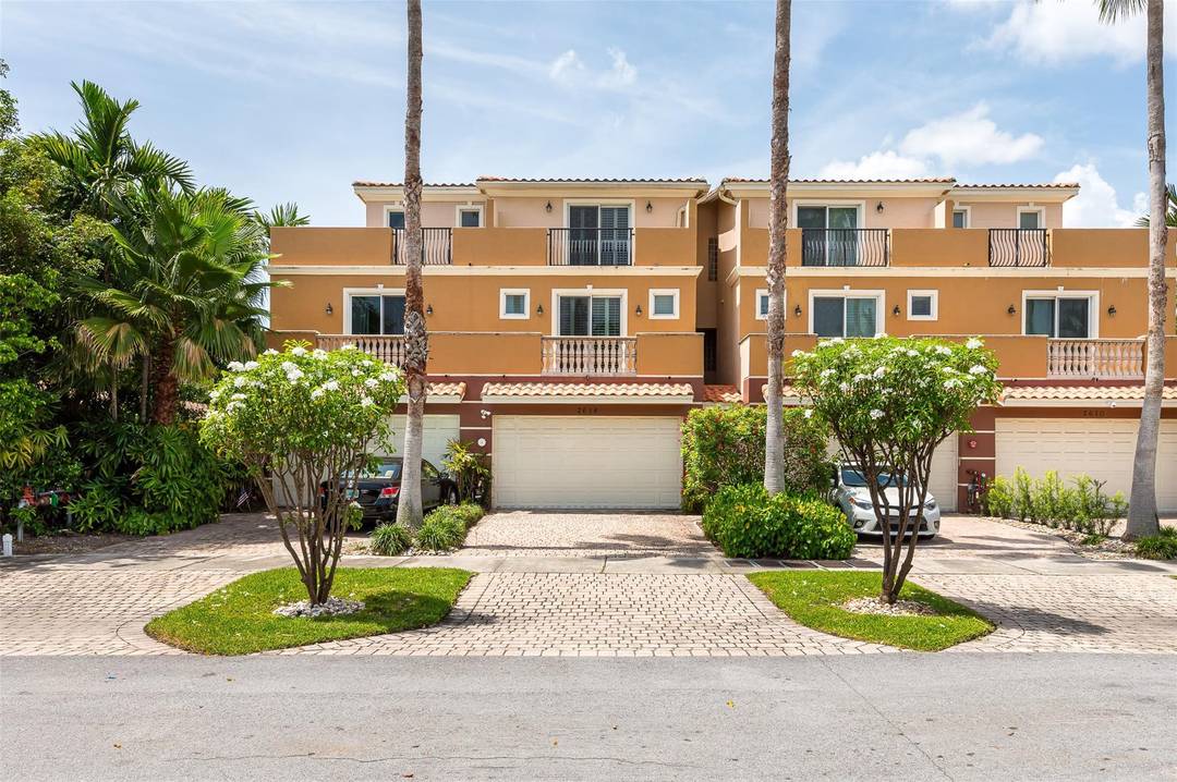 Beautiful bed 3. 5bath townhouse, nestled in a desirable location in Fort Lauderdale.
