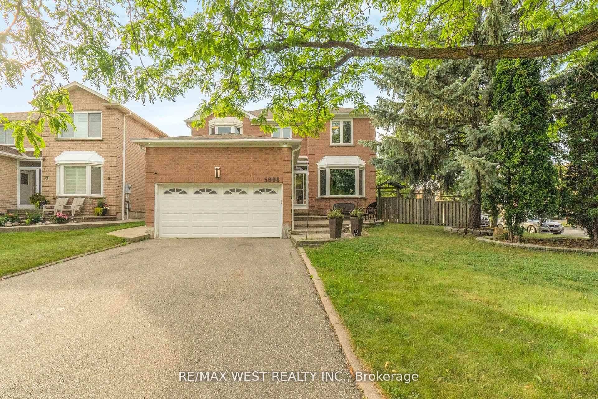 Stunning Renovated Home on a Pool Sized Lot Near the Credit River !