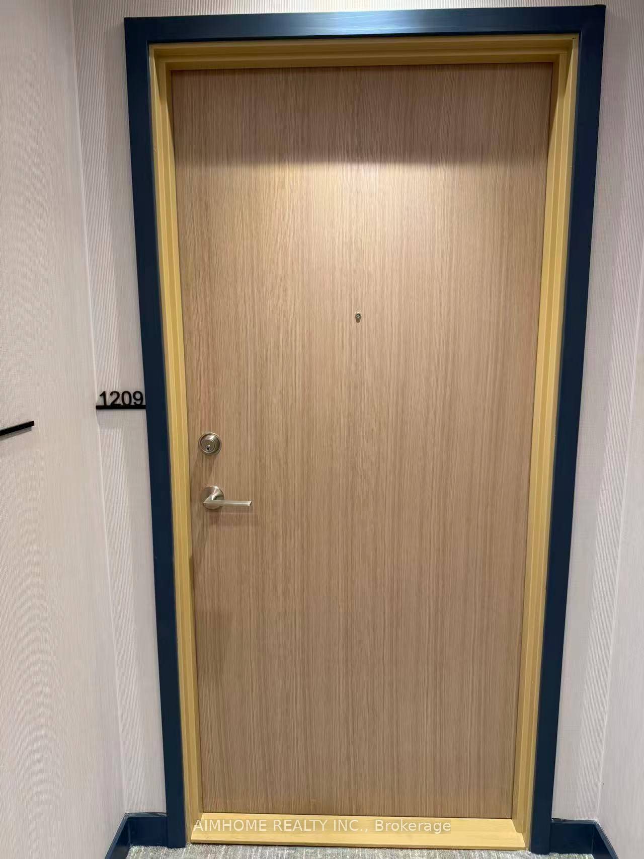 Modern 1 Bedroom Condo In The Heart Of Square One District.