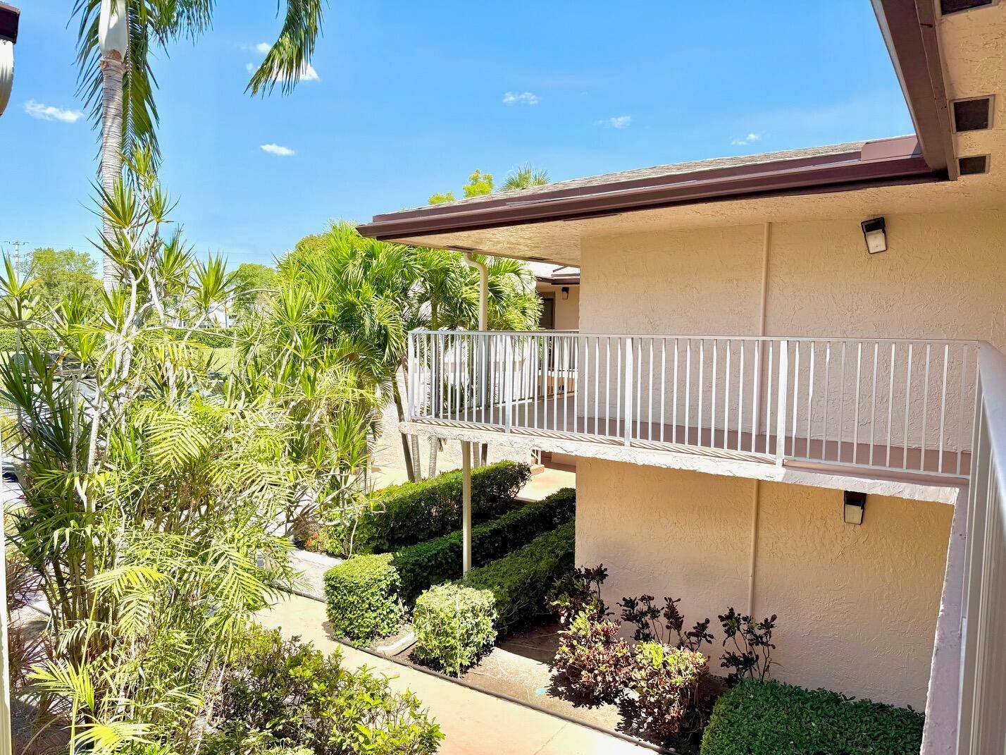 LOOKING FOR THAT EXTRA LARGE FAMILY CONDO ?