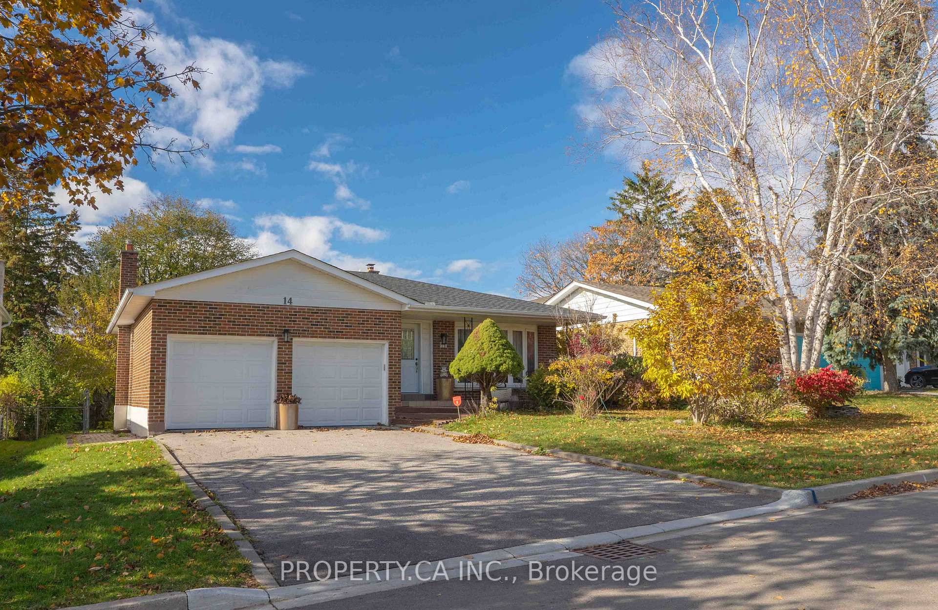 Welcome to this beautifully maintained 2 bedroom, 2 bathroom suite in the prestigious Royal Orchard community of Thornhill, known for its top rated schools, parks, and family friendly atmosphere.