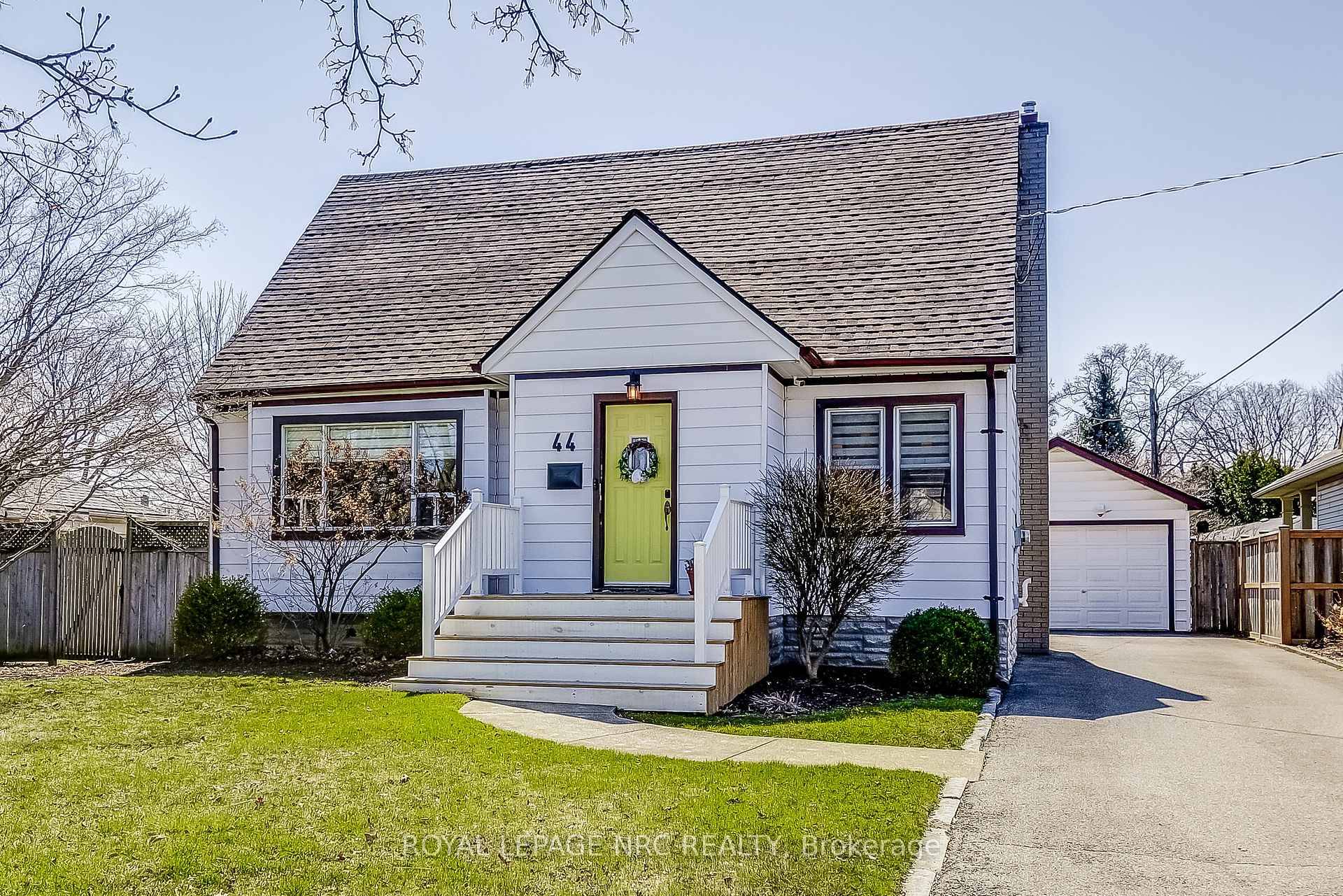 This charming 1. 5 storey home is ideally located in a highly desirable North End neighbourhood, offering an exceptional combination of comfort, style, and convenience.