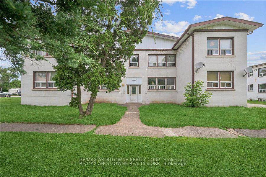 Discover modern living in this recently renovated 2 bedroom, 1 bathroom unit at 145 North Service Road East in Oakville's College Park neighborhood.