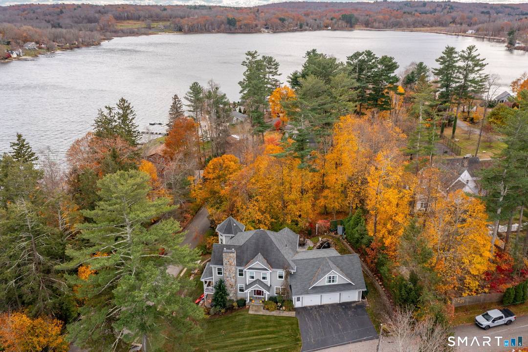 Situated in the glorious Deer Island Community of Bantam Lake, this beautiful three bedroom home offers great space for everyday living and entertaining.