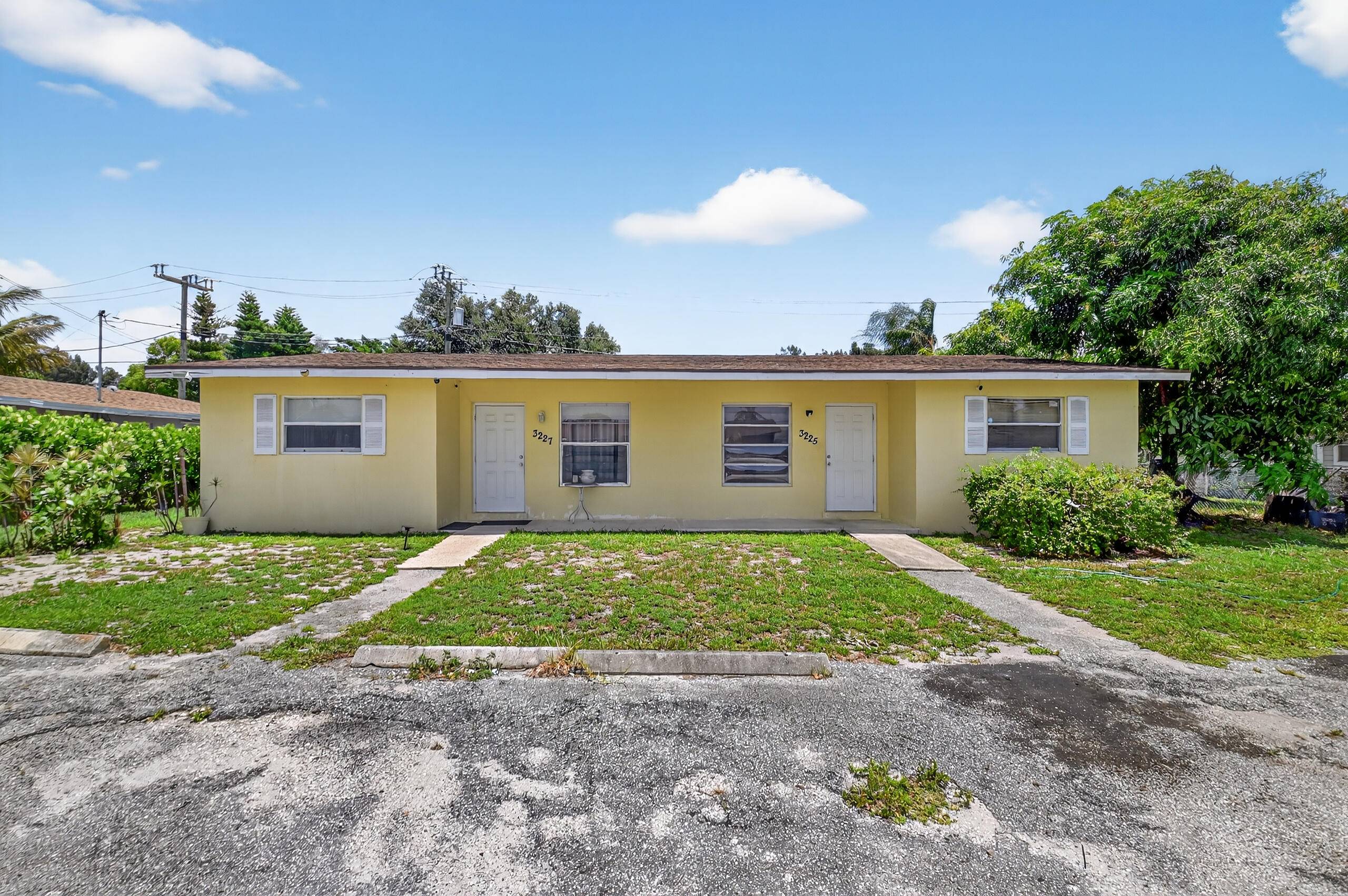 Close to Palm Beach State College, John Prince Park, beaches, JFK Medical Center, and I 95.