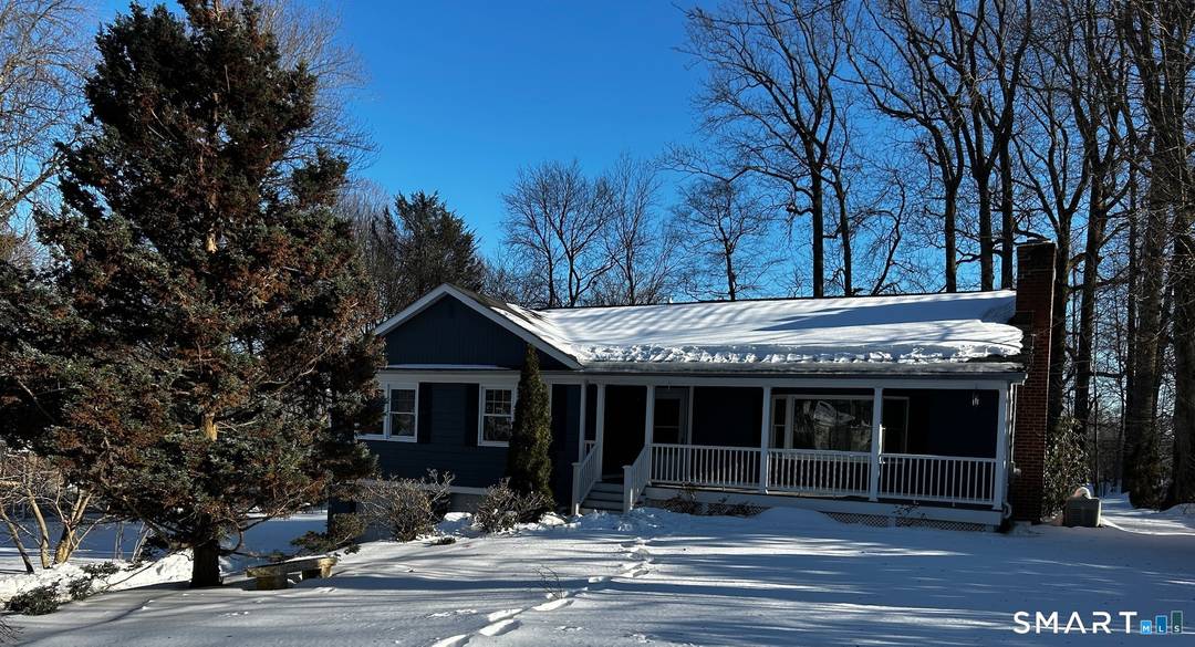 Walking distance to Lake Mohegan, and just 5 minutes from the golf course, library, tennis courts, and Blackrock shopping.