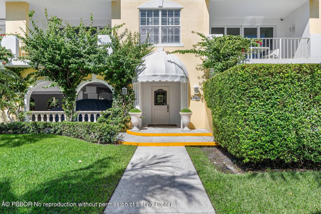 Highly sought after Chalet by the Ocean 2 bedroom, 2 bath apartment sits only 300 feet from the beach on Peruvian Avenue's ocean block.