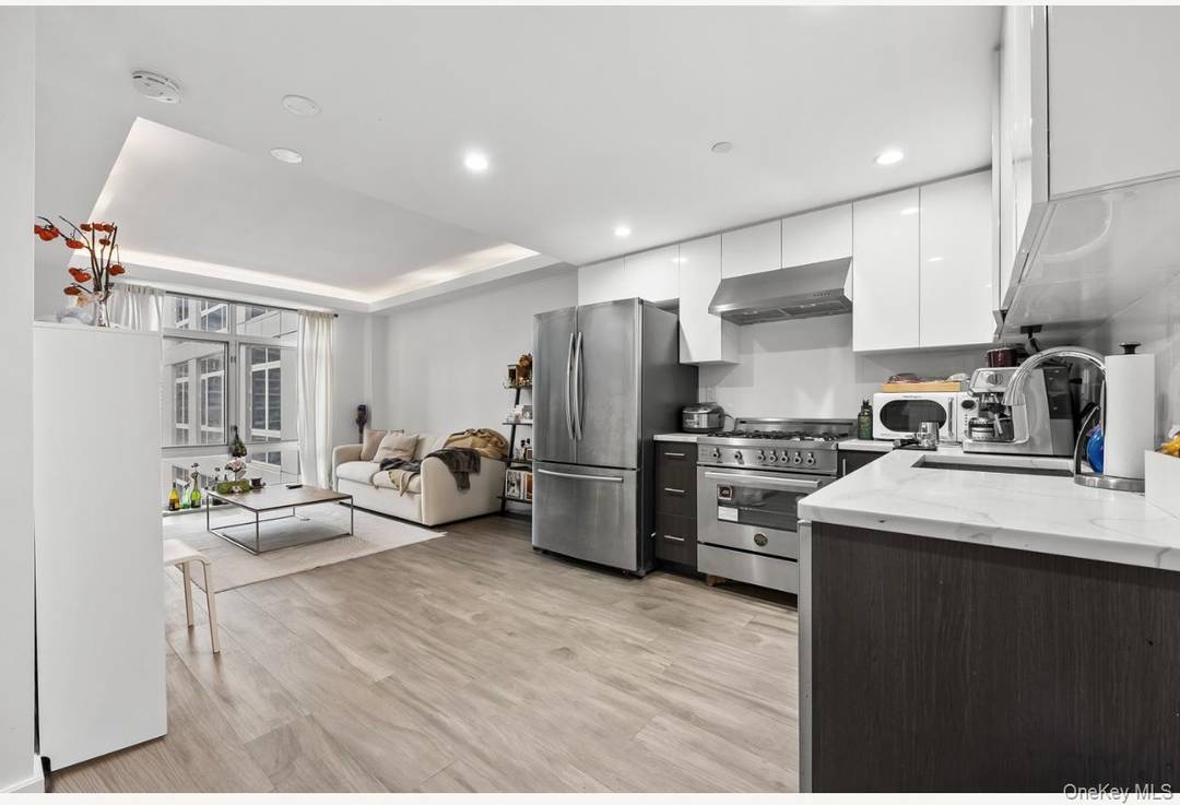 Bright and well kept 1BR 1BA condo in a modern elevator building in the heart of Rego Park.