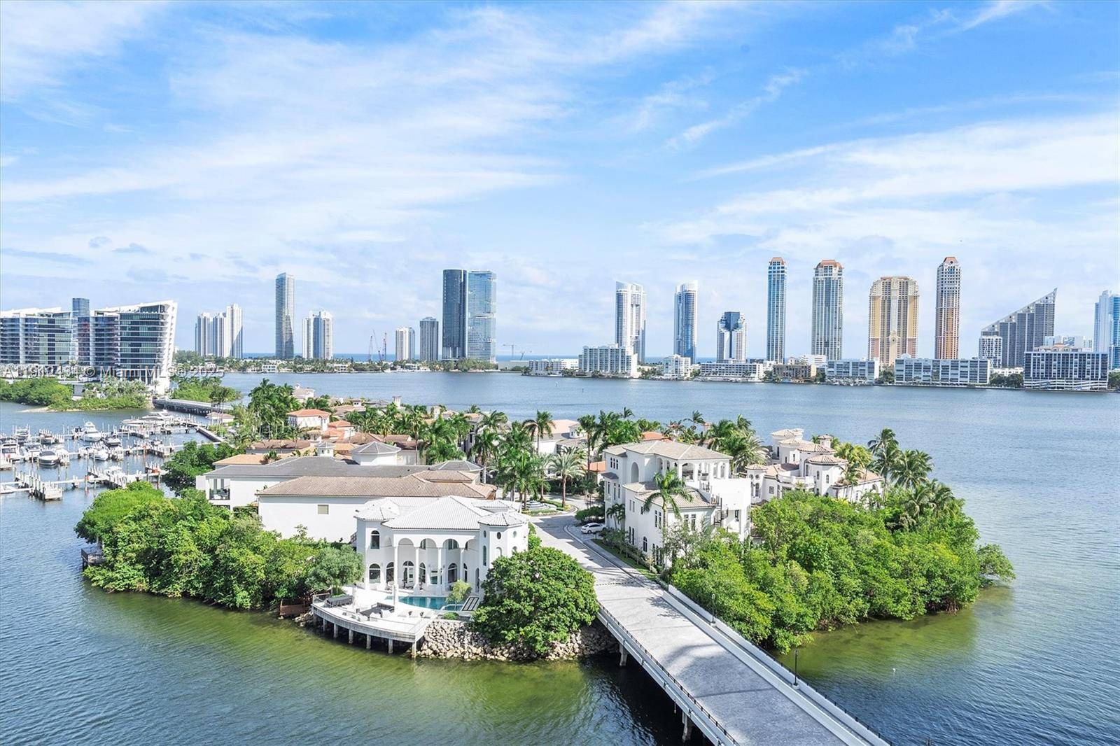 MUST SELL ! SPACIOUS 3BED EN SUITE PLUS DEN MEDIA RM 4TH BED.