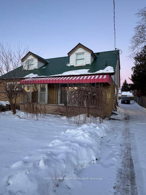 Welcome to 52 Bruce Street, Kitchener, ideally located at the corner of Victoria Street and Bruce Street, just off Highway 7 !