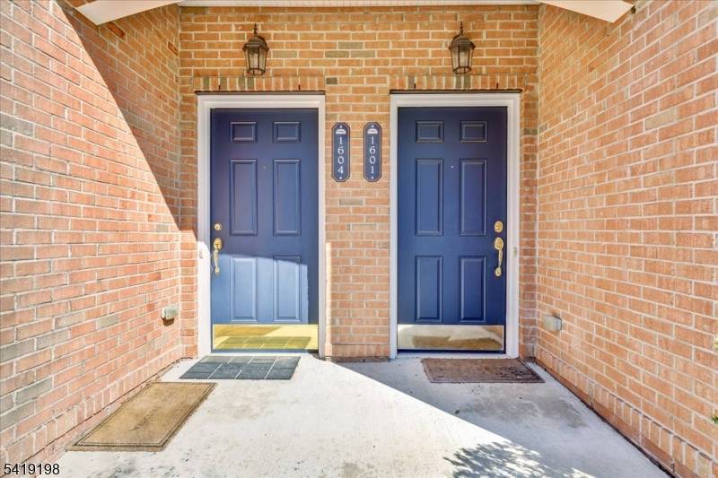 Beautiful Davenport end unit townhouse in gated community of Essex Park.