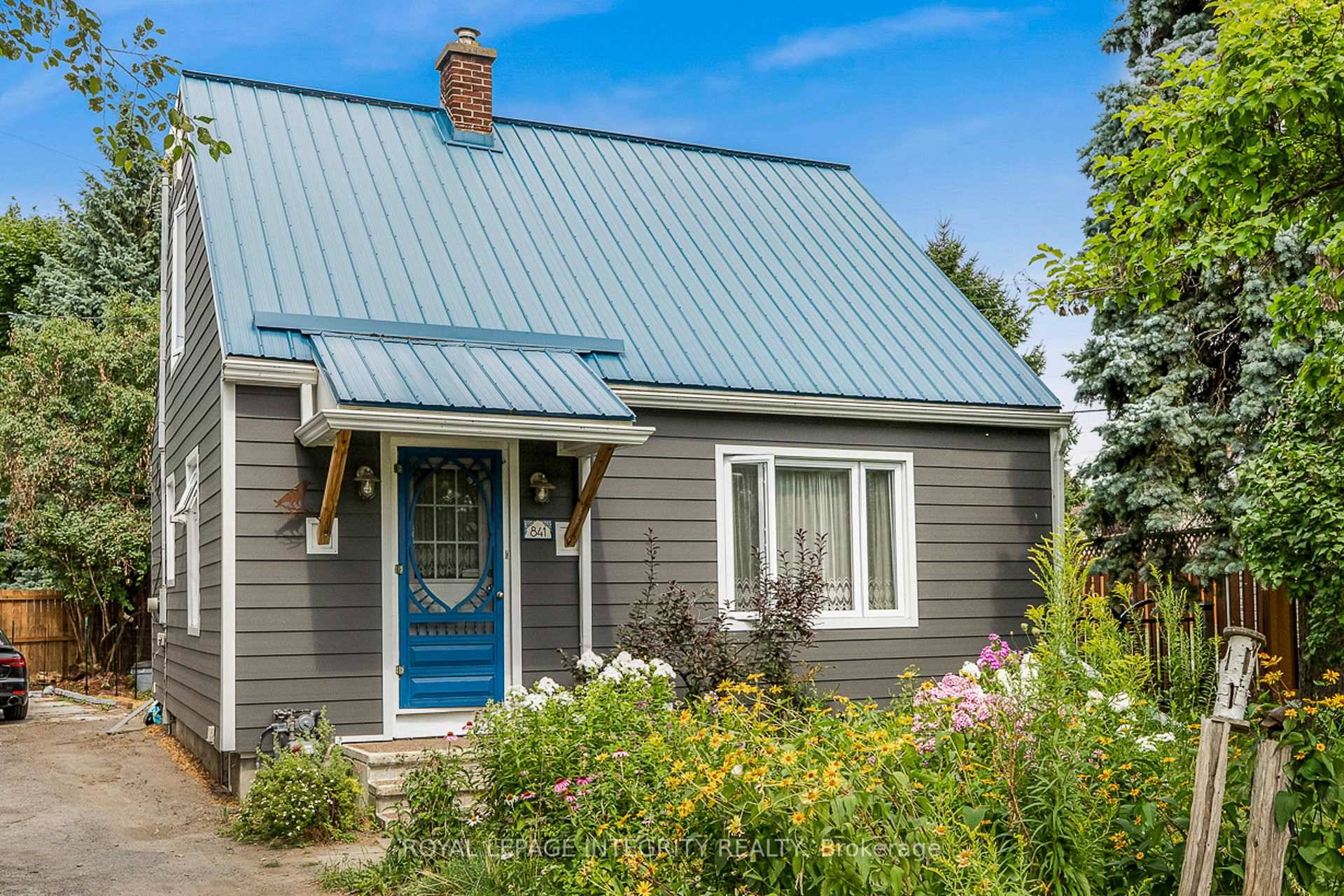 Welcome to this stylish and well kept detached home in the heart of Carlington.