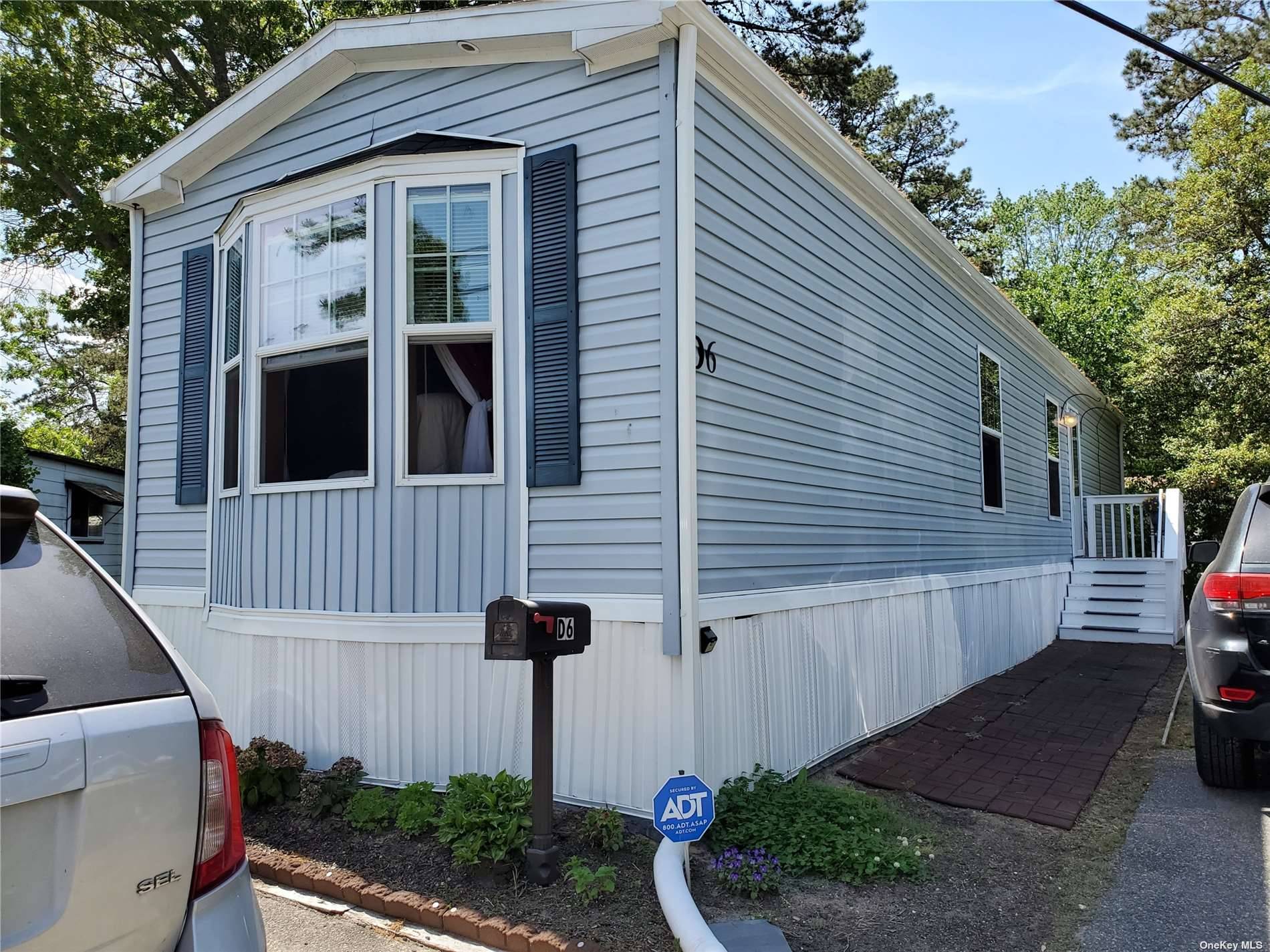 Adorable 2 bedroom, 1. 5 bath home !