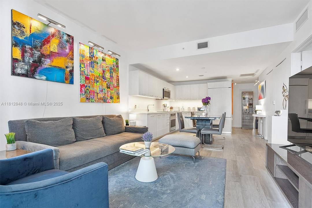 Well maintained, move in ready 1 bed office den, 1.