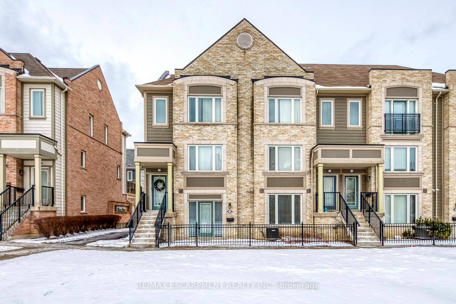 Welcome to this bright and spacious end unit one bedroom townhouse in the highly sought after Churchill Meadows community of Mississauga.