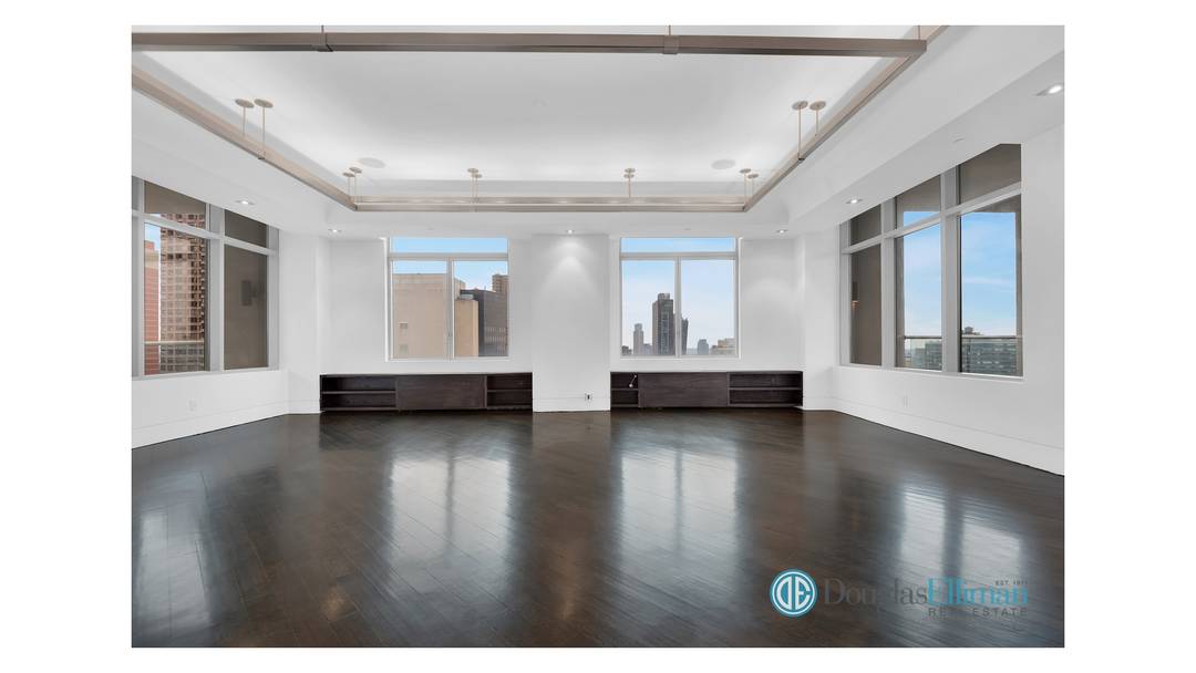A RARE OPPORTUNITY FULL FLOOR PENTHOUSE WITH 360 DEGREE PANORAMIC VIEWS !