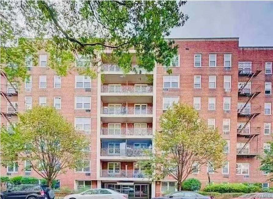 Beautiful deluxe Large 2 bedrooms with 2 full bathrooms.
