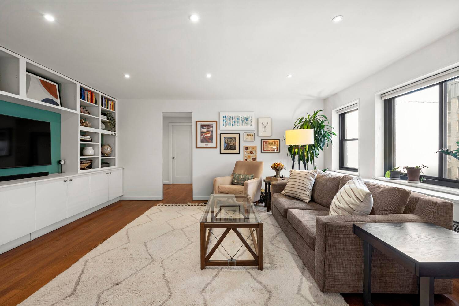 Welcome to 85 8th Avenue, a full service co op perfectly positioned at the crossroads of Chelsea, the West Village, and the Meatpacking District.