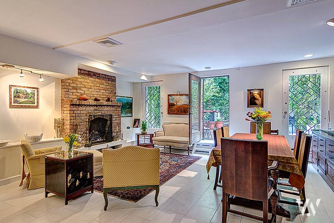 A private garden oasis awaits you in this very special extra wide townhouse duplex apartment, situated on a tree lined street in the heart of Chelsea.