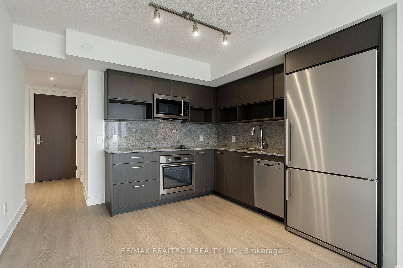Luxurious Sun Filled 2 Bed Den Suite In The Heart Of Islington Village Welcome Home To This Bright And Contemporary 2 Bedroom Den, 2 Bathroom Suite Located In The Prestigious ...