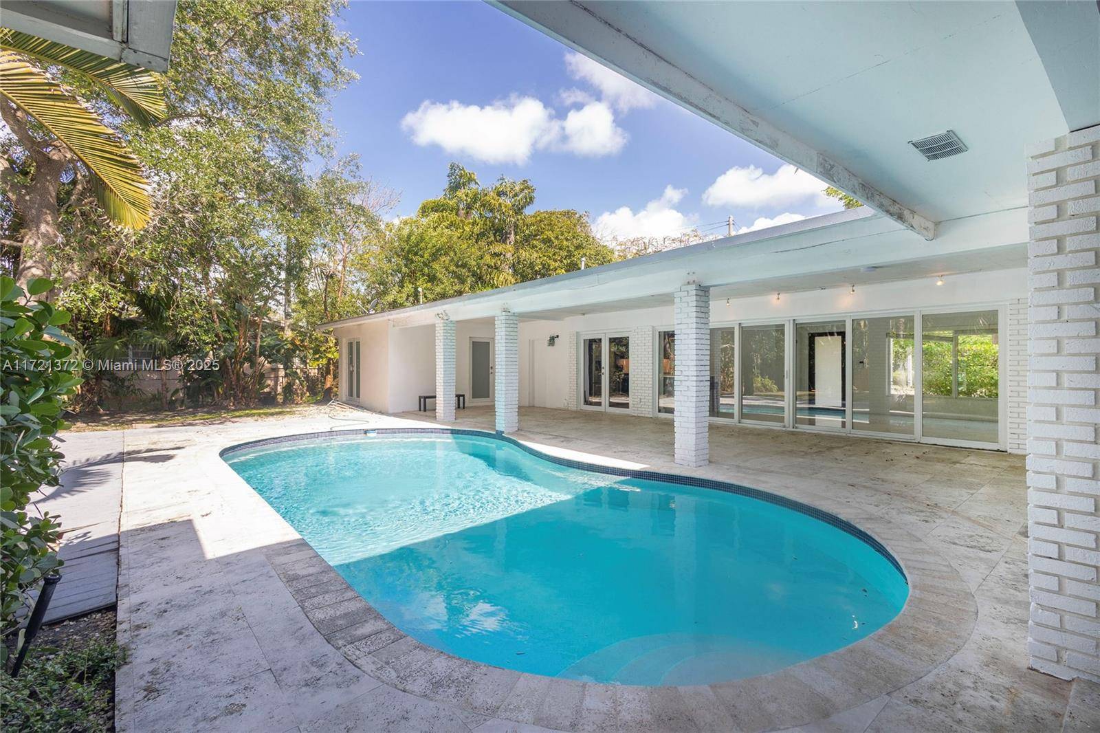 Beautifull 3 bedroom, 3 bathroom home with an additional versatile room ideal as an office, guest room, or kids' playroom or what your imagination would call for with its own ...