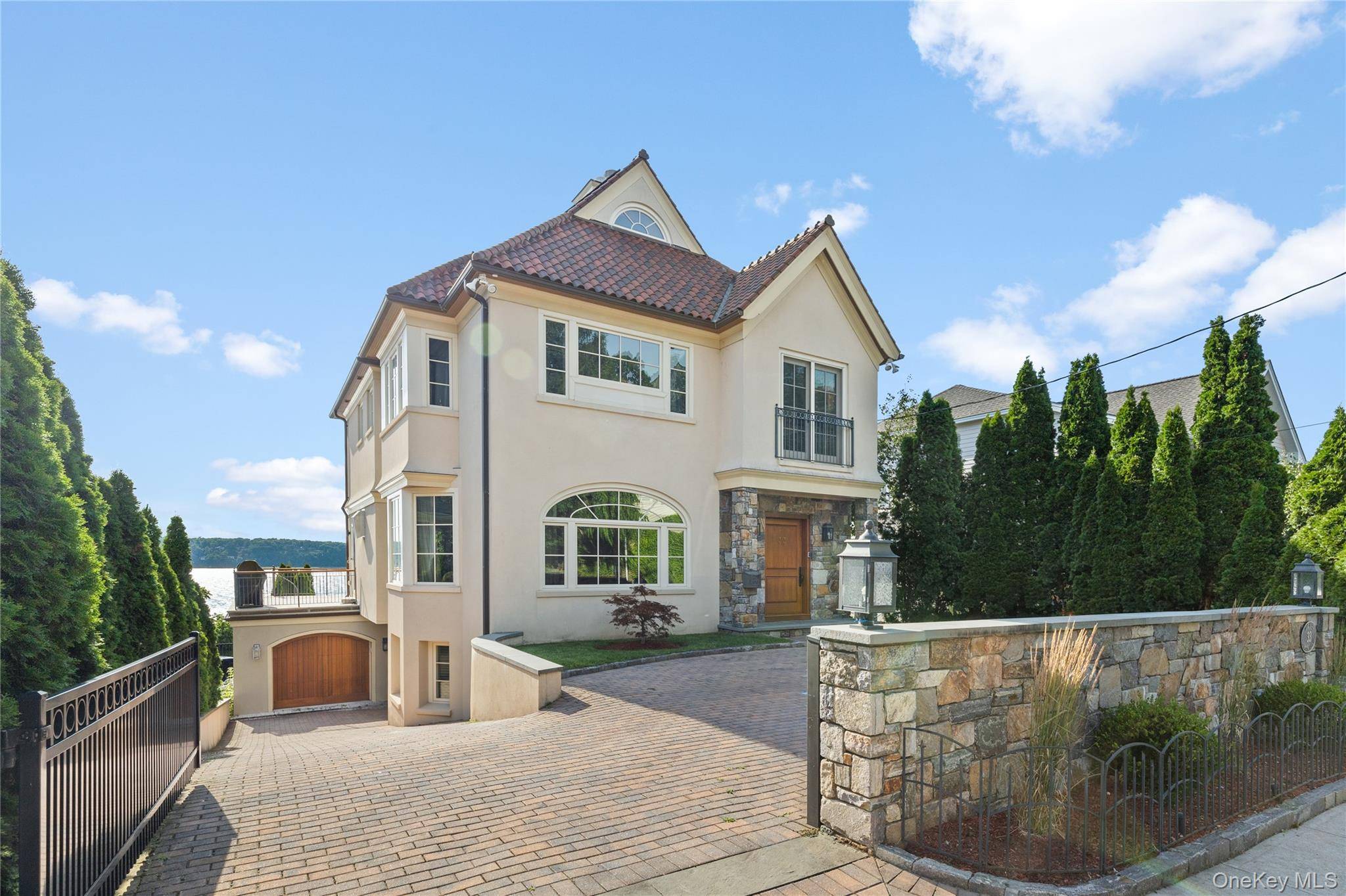 Breathtaking Panoramic Hudson River Views !